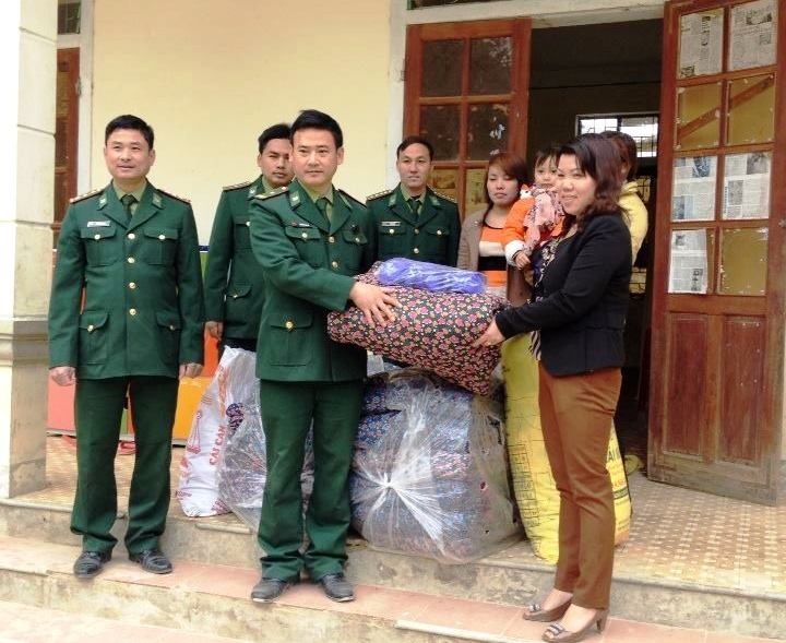 Tặng chăn ấm cho các cháu học sinh.