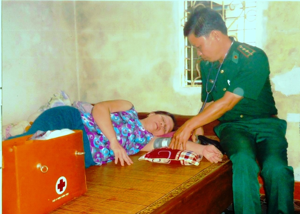 Khám chữa bệnh cho đồng bào nghèo.