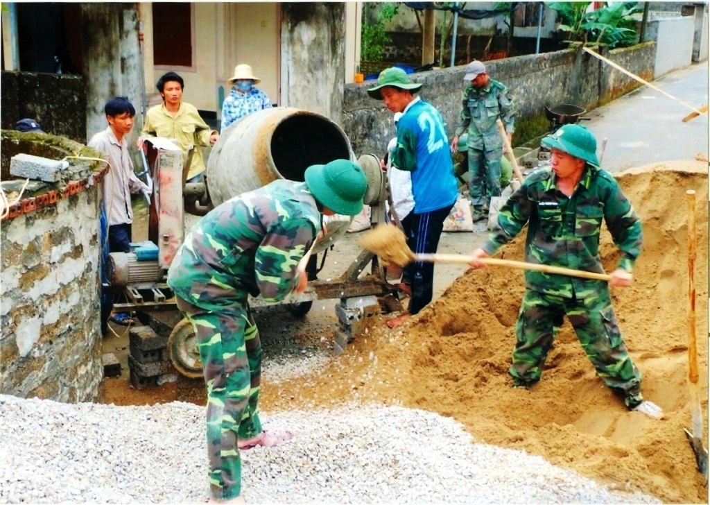 Giúp dân làm đường giao thông.