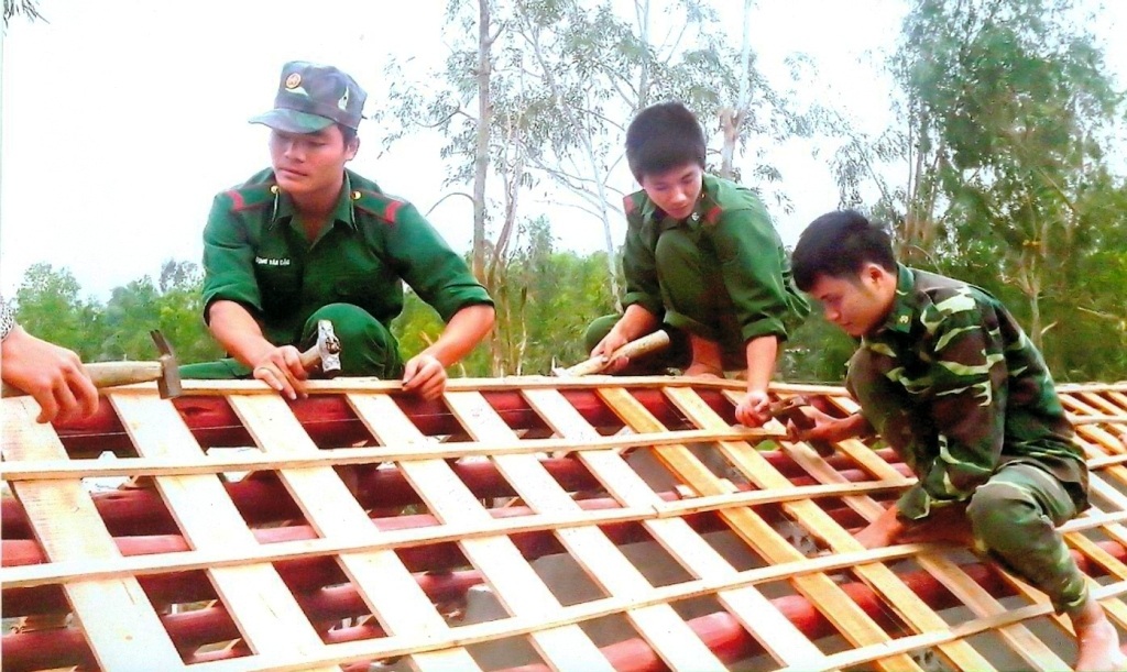 Làm nhà tình nghĩa giúp đồng bào nghèo.