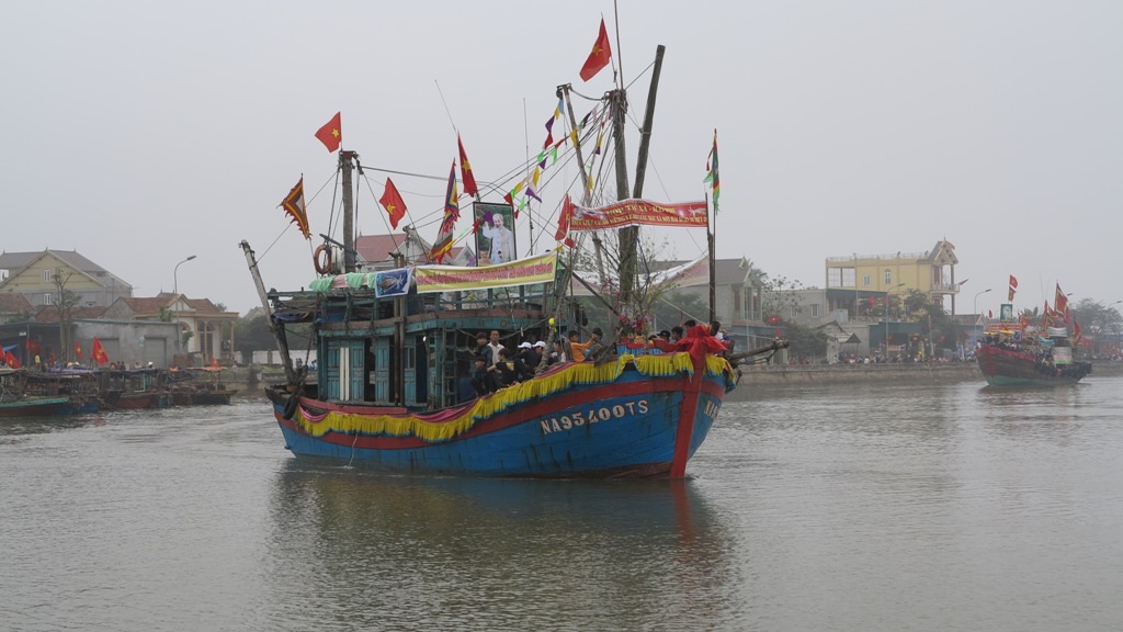 Rước thuyền trên sông.