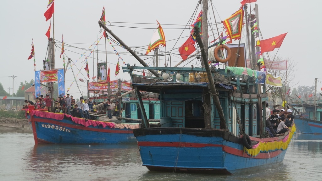 Rước thuyền trên sông.