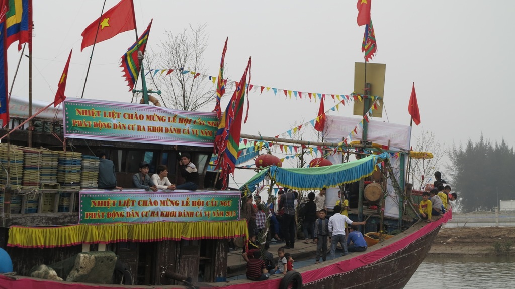 Rước thuyền trên sông.