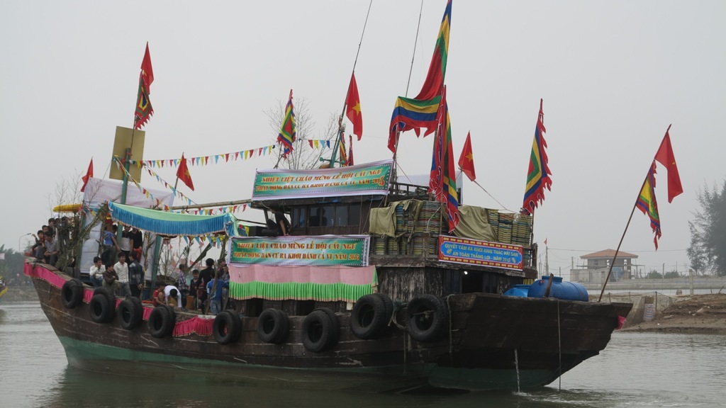 Chiếc thuyền sau khi rước tiến dần vào bờ.