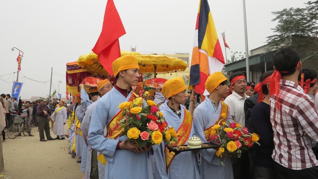 Các phật tử tham dự đông đủ trong lễ hội long trọng này.