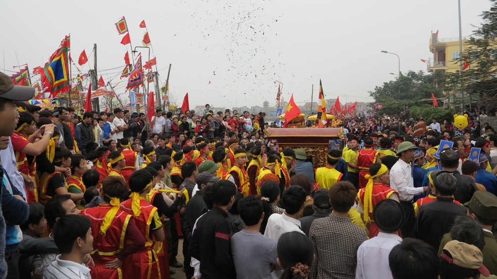 Hàng vạn người chen chân trong nghi thức rước thần biển, sông nước...