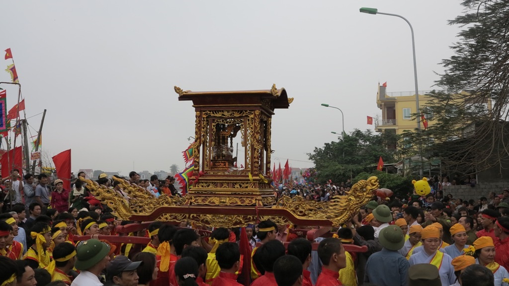 Hàng vạn người chen chân trong nghi thức rước thần biển, sông nước...