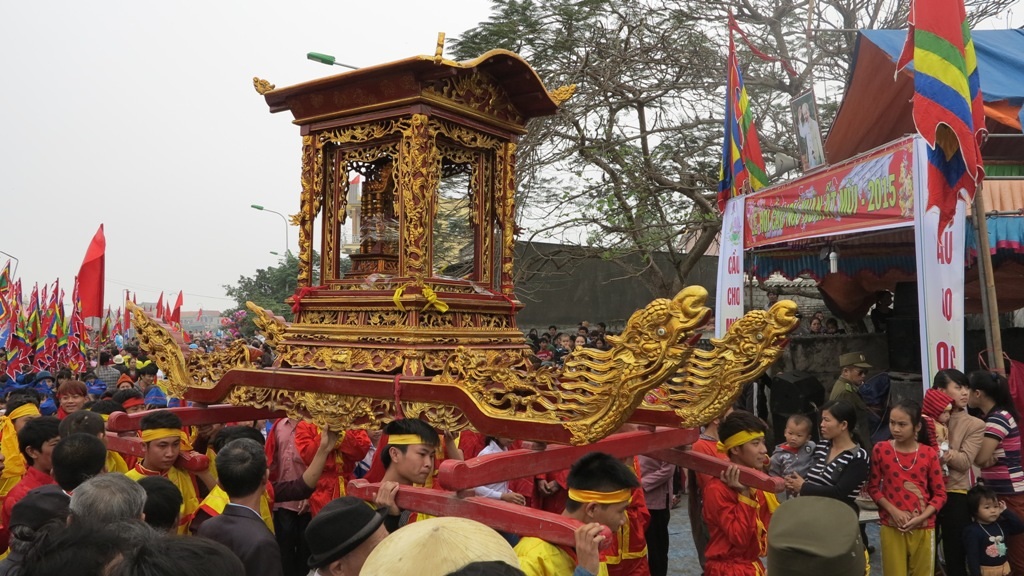 Hàng vạn người chen chân trong nghi thức rước thần biển, sông nước...