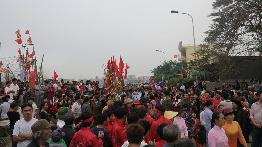 Đoàn rước đi từ biển vào đền.