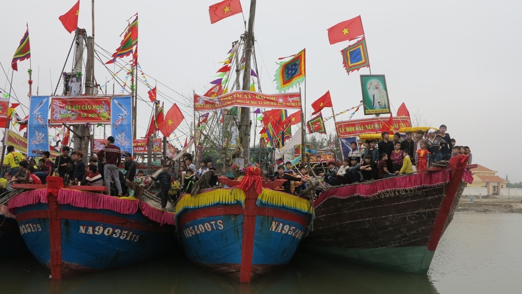 Những chiếc thuyền chĩa mũi vào phía đền để chuẩn bị cho đoàn rước đi lên đền làm lễ.