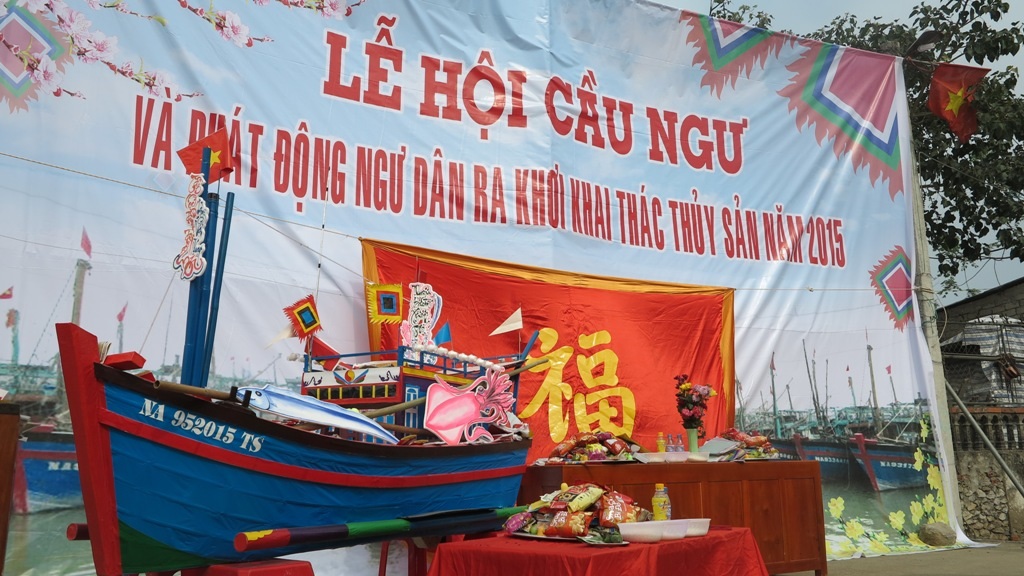 ... diễn ra trong ngôi đền gần biển. 