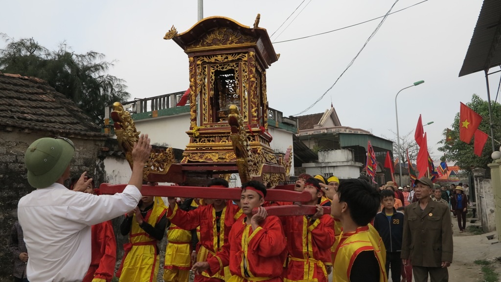 Người điều khiển kiểu rước thần linh đi ngay ngắn, nghiêm túc trong làng.