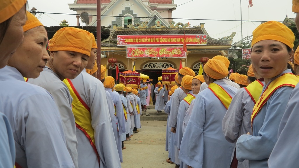 Các phật tử tham dự đông đủ trong lễ hội long trọng này.