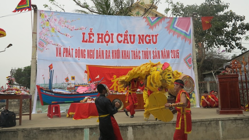 Cầu mong cho ngư dân một năm yên bình, đánh bắt được nhiều tôm cá.