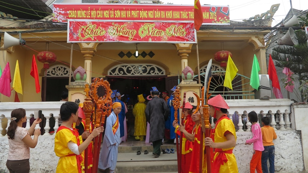 ... diễn ra trong ngôi đền gần biển. 