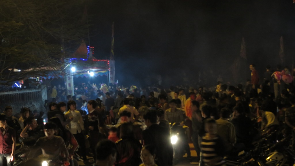 Trong đêm đầu tiên của lễ hội hàng vạn du khách cùng nhân dân địa phương đã tới tham dự.