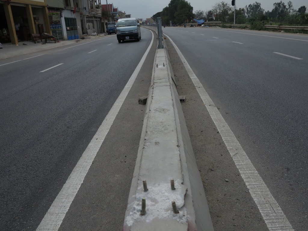 Đến nhiều tấm lan can sắt biến mất không lý do.