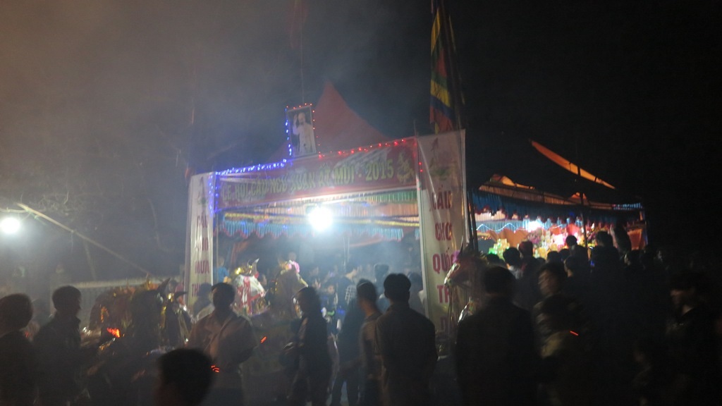 Trong đêm đầu tiên của lễ hội hàng vạn du khách cùng nhân dân địa phương đã tới tham dự.