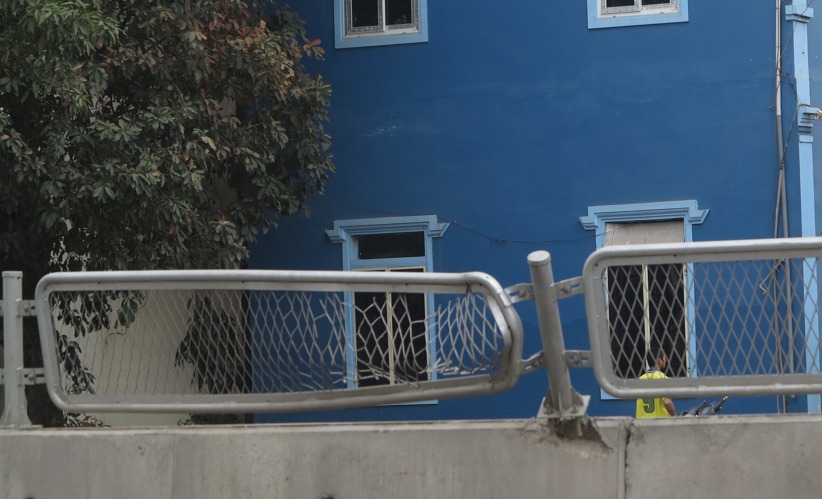 Hàng loạt lan can quốc lộ 1A bị “bốc hơi”, tàn phá