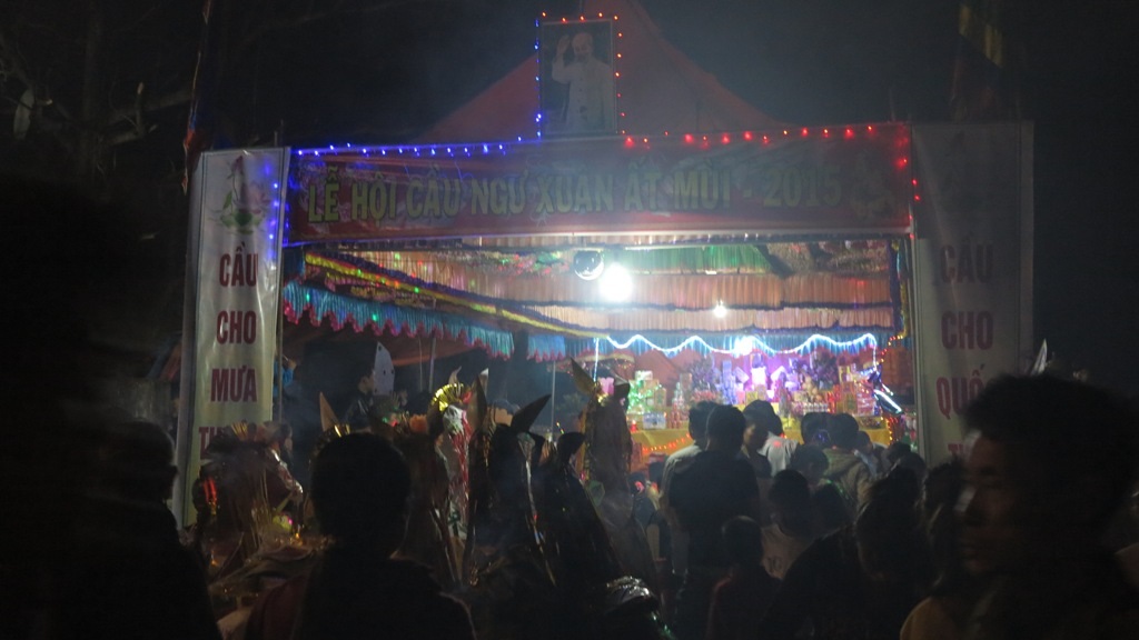 Hàng ngàn người dân có mặt trong đêm để tổ chức lễ cầu ngư cho năm mới.
