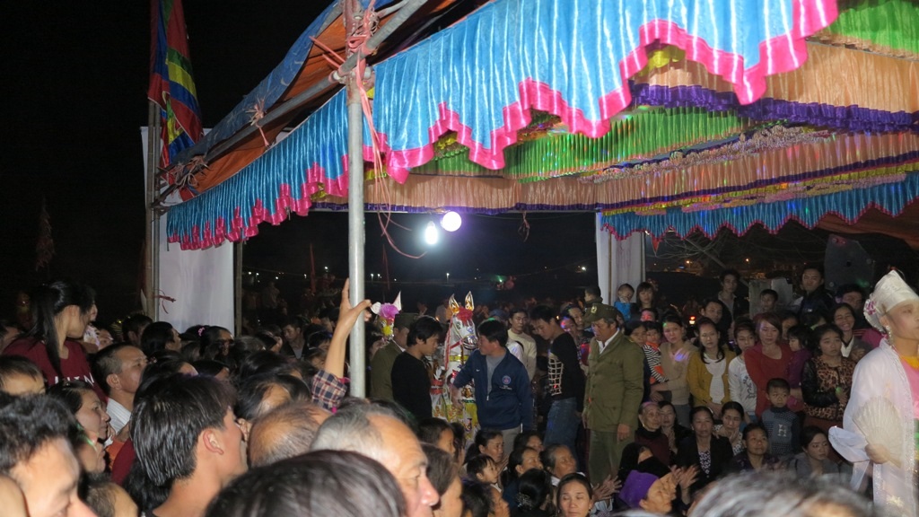 Hàng ngàn người dân có mặt trong đêm để tổ chức lễ cầu ngư cho năm mới.