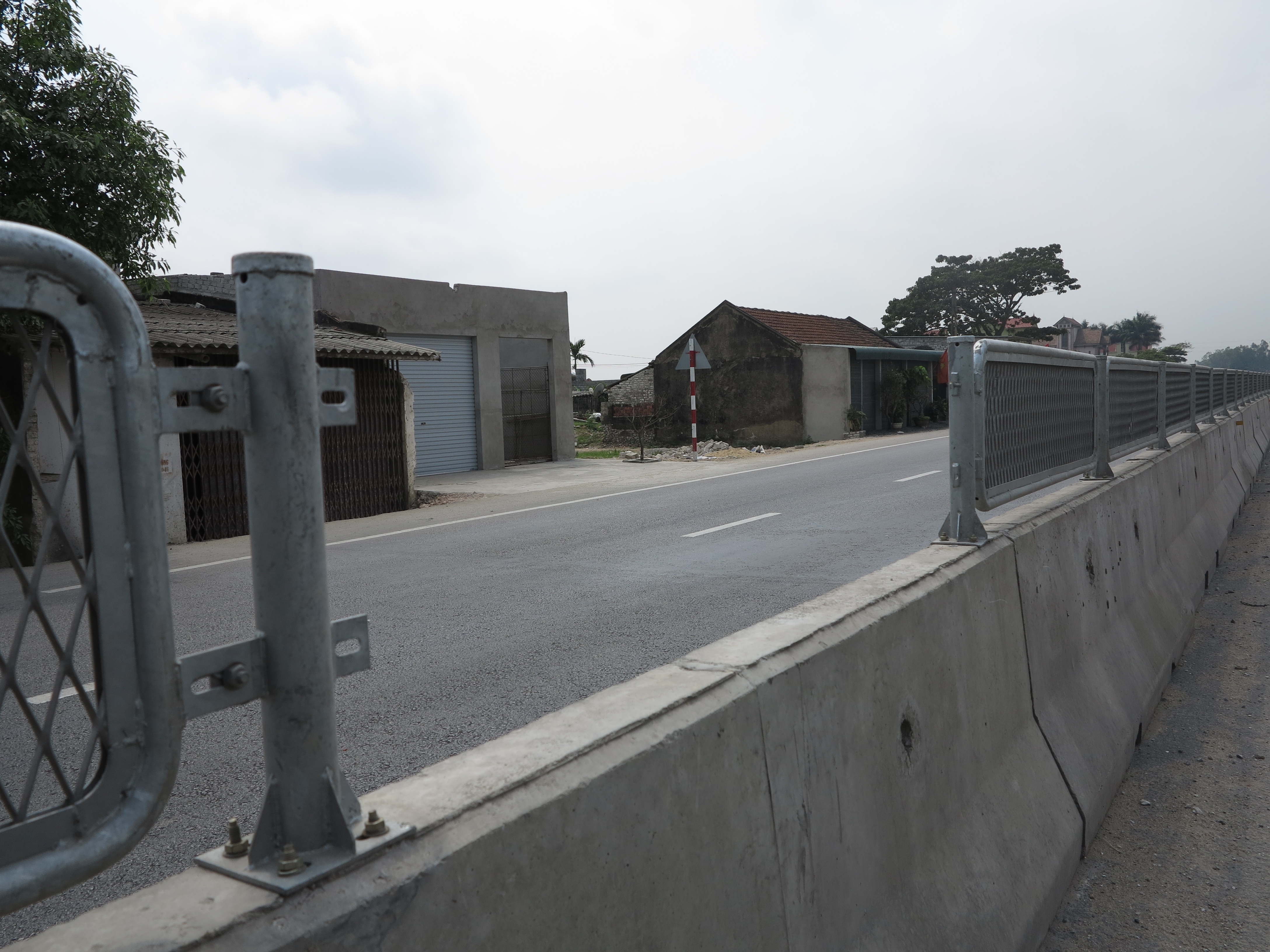 Tấm lan can mới bị tháo dỡ được đặt ngay tại dải phân cách.