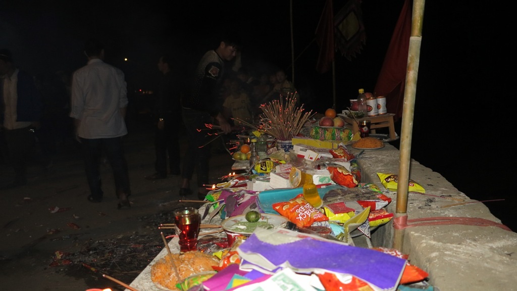  Một số điểm dâng hương được bố trí hướng ra phía biển