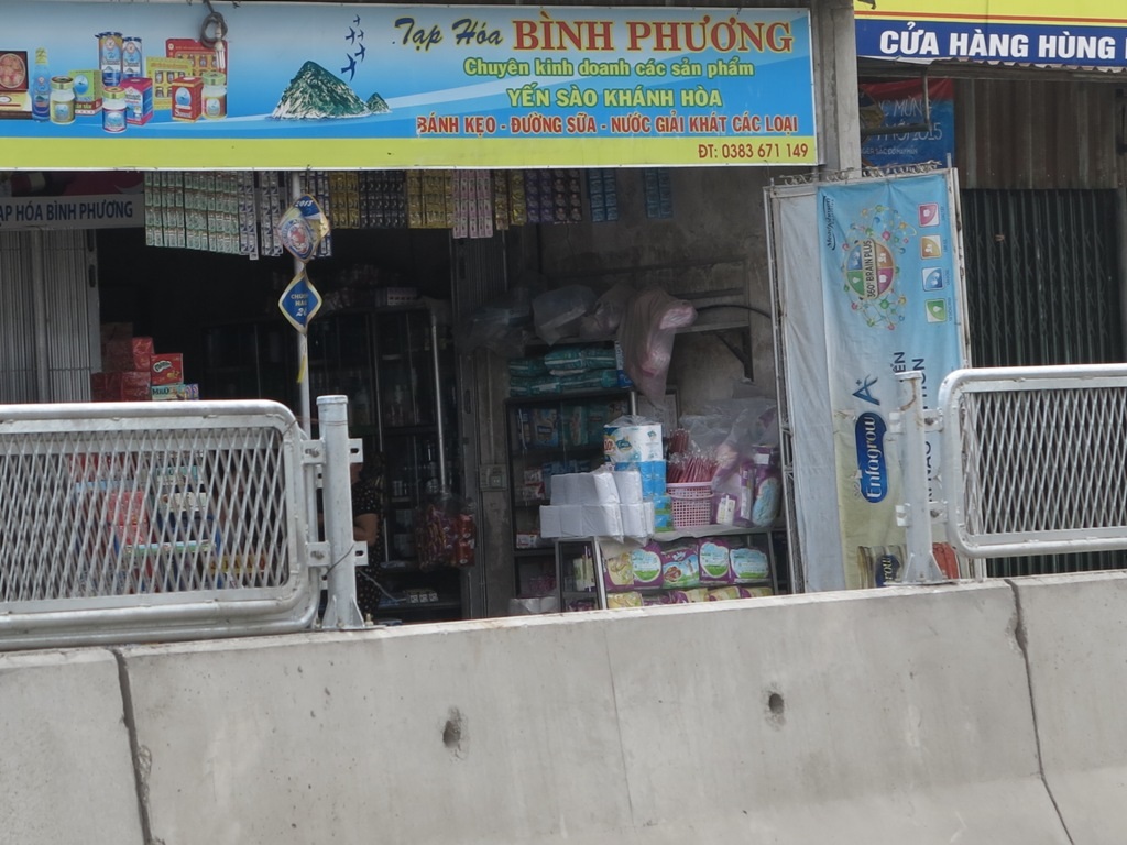 Tấm lan can mới bị tháo dỡ được đặt ngay tại dải phân cách.