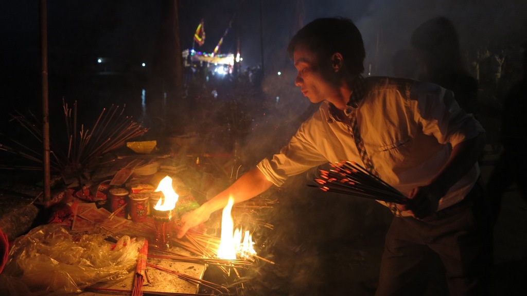  Một số điểm dâng hương được bố trí hướng ra phía biển