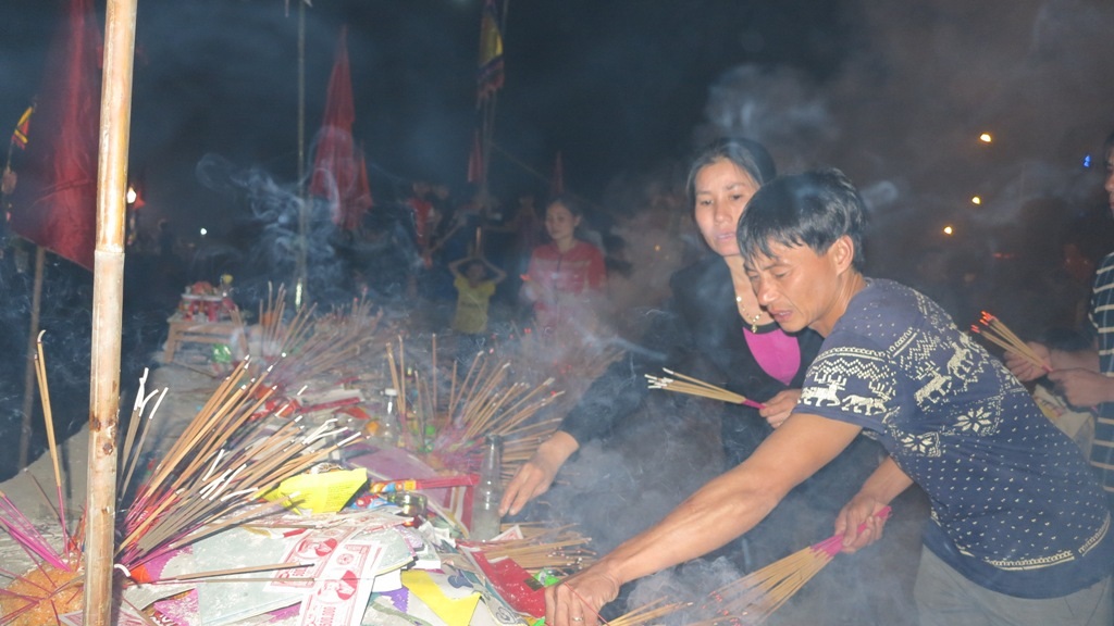 Các ngư dân thắp hương cầu khấn năm mới thuận lợi trong đánh bắt.