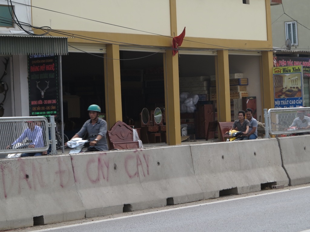  Xếp bao cát làm bậc thang cho dễ trèo.