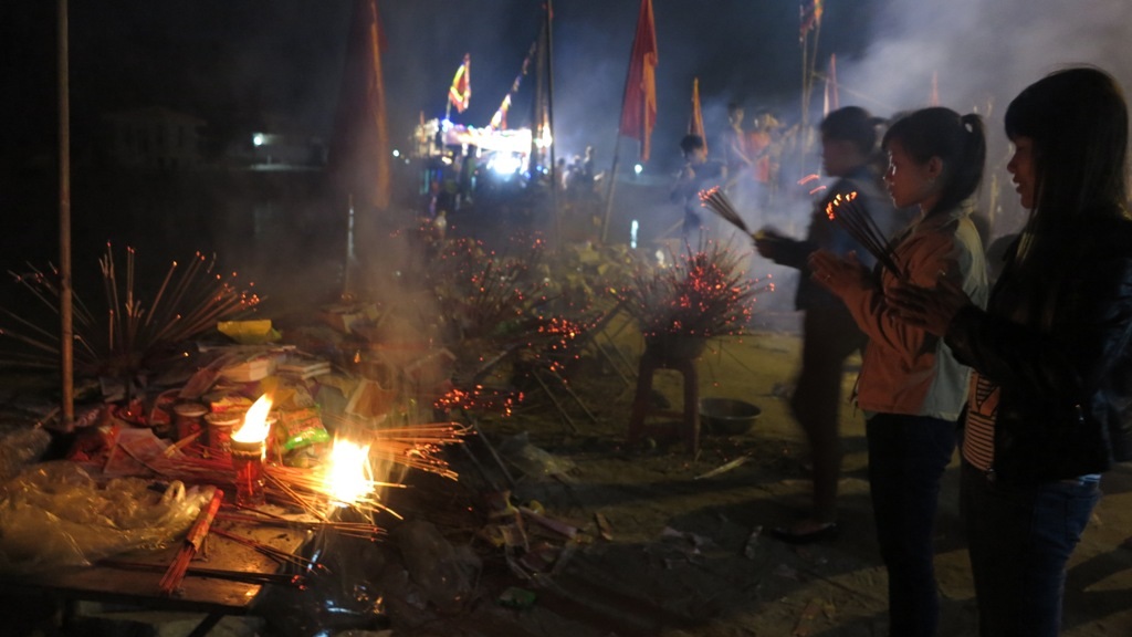 Các ngư dân thắp hương cầu khấn năm mới thuận lợi trong đánh bắt.