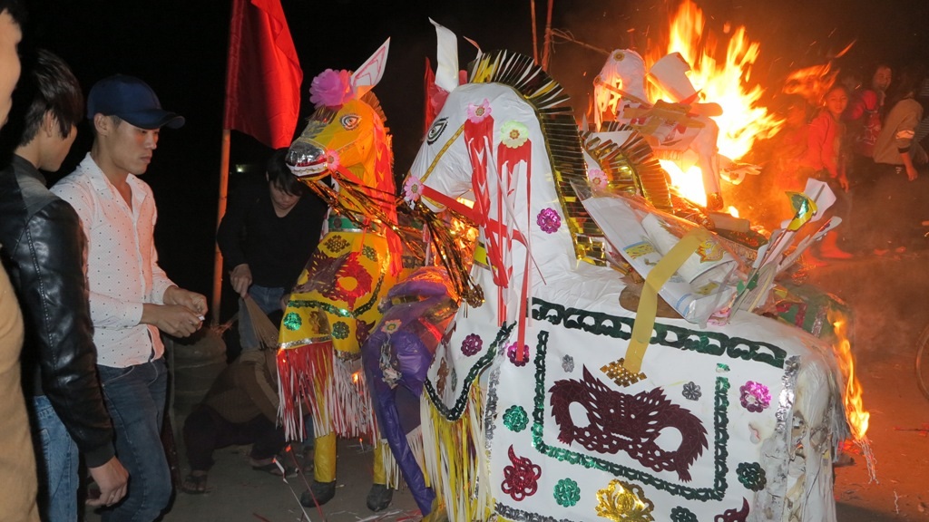 Các ngư dân thắp hương cầu khấn năm mới thuận lợi trong đánh bắt.