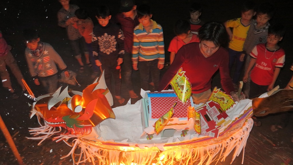 Các ngư dân thắp hương cầu khấn năm mới thuận lợi trong đánh bắt.