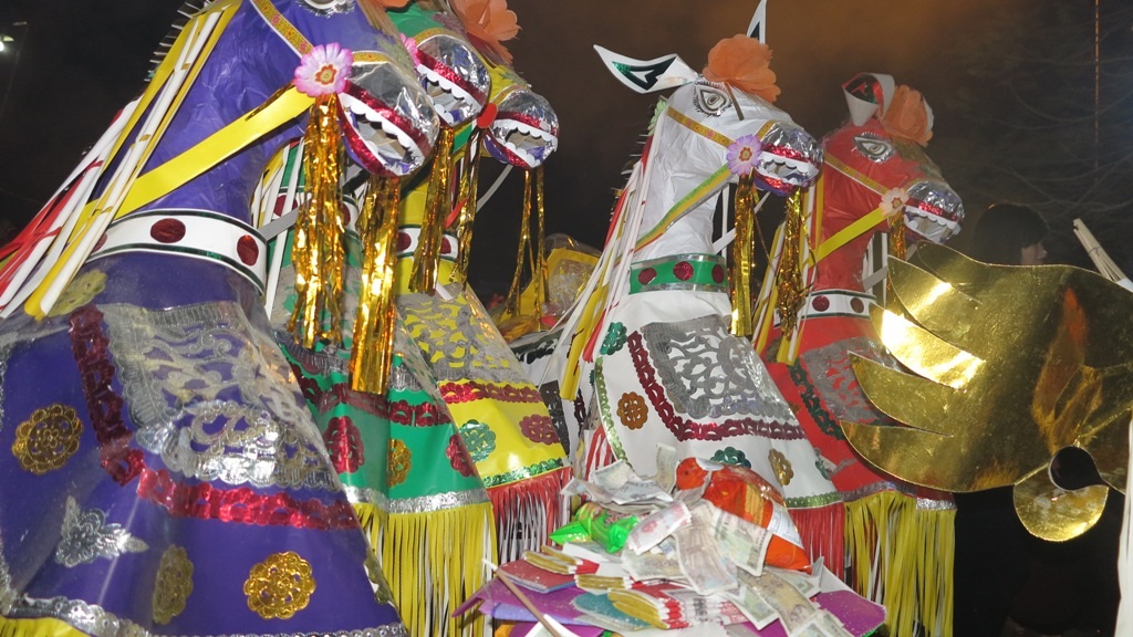 Lễ vật dâng lên các vị thần biển, thần sông … trong ngày lễ.