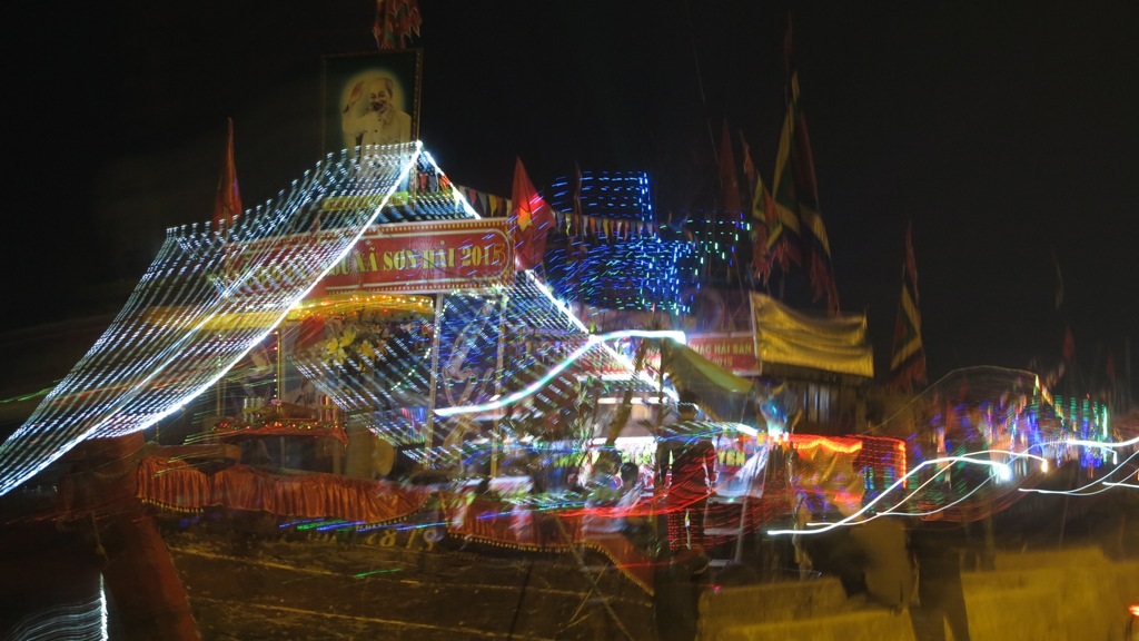 Lễ vật dâng lên các vị thần biển, thần sông … trong ngày lễ.