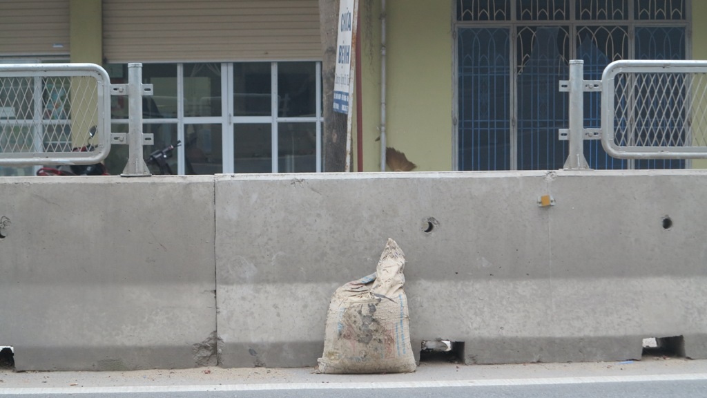  Xếp bao cát làm bậc thang cho dễ trèo.