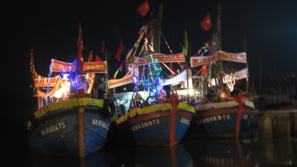 Lễ vật dâng lên các vị thần biển, thần sông … trong ngày lễ.