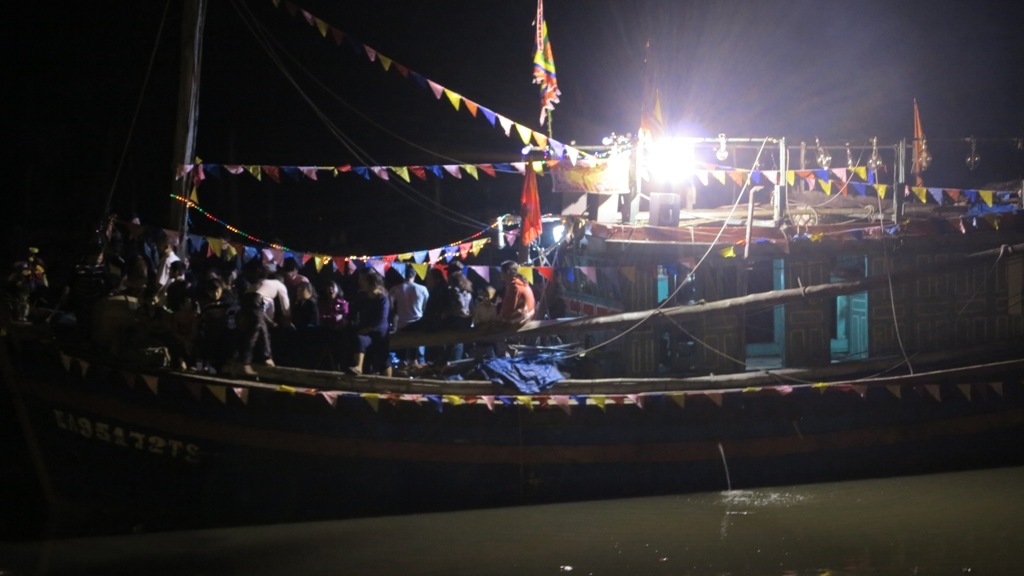 Lễ vật dâng lên các vị thần biển, thần sông … trong ngày lễ.