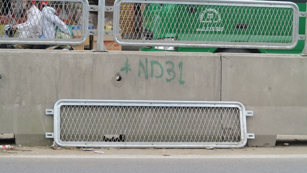 Tấm lan can mới bị tháo dỡ được đặt ngay tại dải phân cách.