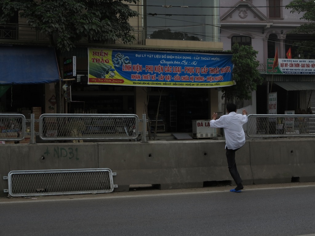  Xếp bao cát làm bậc thang cho dễ trèo.