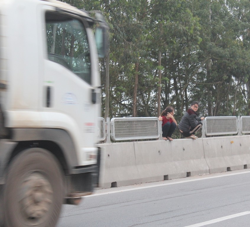  Xếp bao cát làm bậc thang cho dễ trèo.
