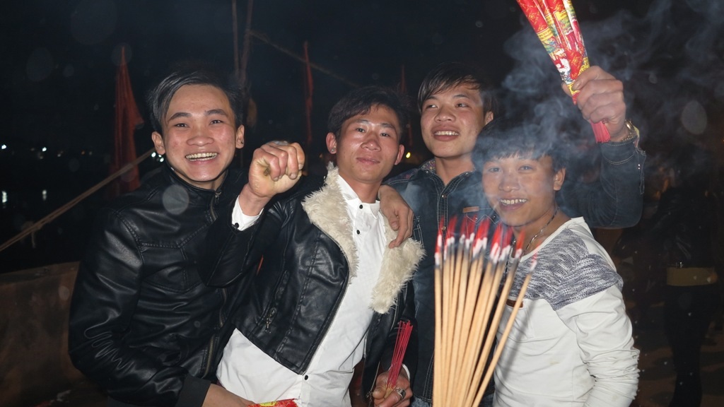  Những ngư phủ trẻ phấn khởi sau khi dâng lễ.