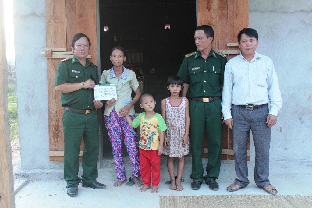 Tặng học bổng nâng bước học sinh tới trường.