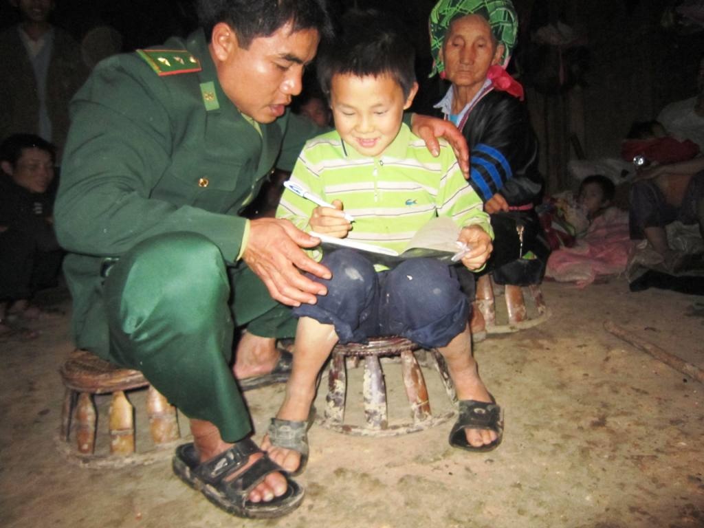 Chiến sỹ biên phòng giúp học sinh học bài ở Mai Sơn, Tương Dương.