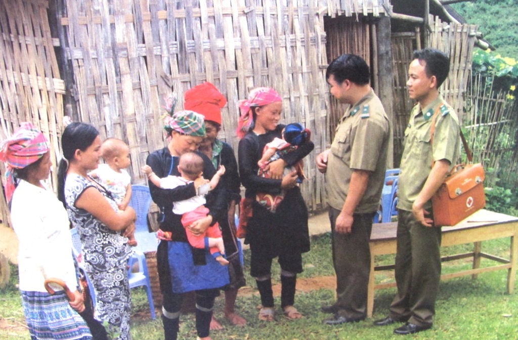 Thăm hỏi, khám bệnh cho bà con dân bản.