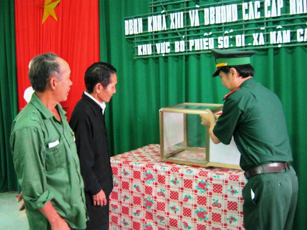 Các chiến sỹ làm nhiệm vụ cao cả bầu cử ở đồng bào dân tộc Mông, xã Tam Hợp, Tương Dương.