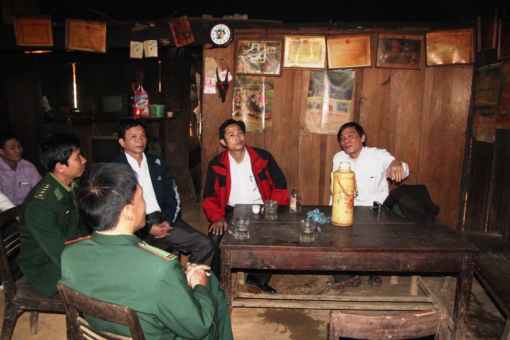 Các chiến sỹ BĐBP Tri Lễ cùng lãnh đạo huyện Quế Phong thăm bà con người Mông ở Huồi Mới.