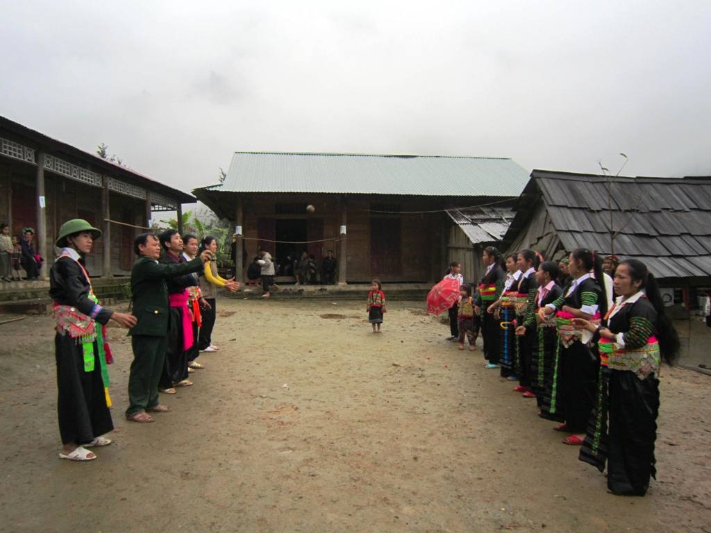 Thầy giáo quân hàm xanh tuyên truyền về
biển đảo cho các học sinh.