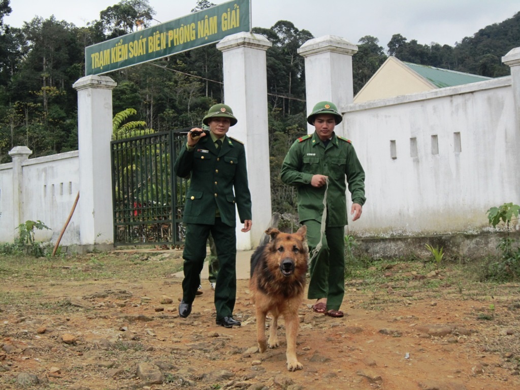 Chiến sỹ ĐBP Nậm Giải đi tuần.
